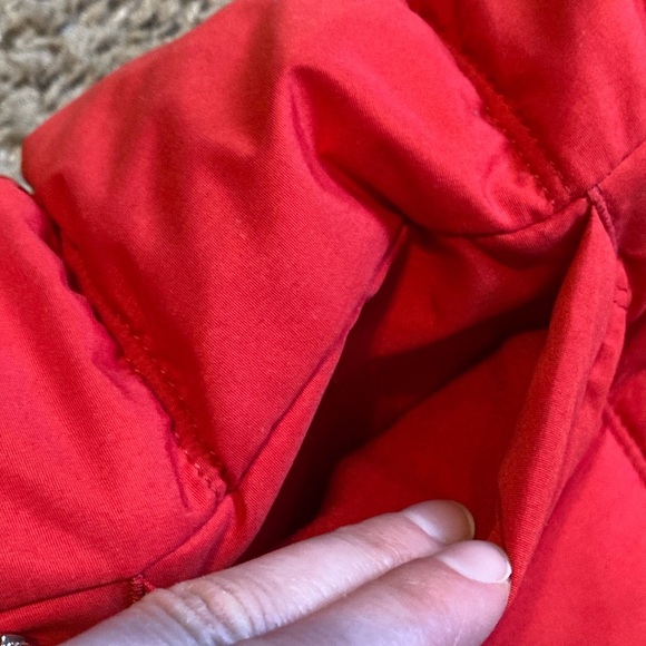 Old Navy women’s Red Puffer Vest with fleece lining. - Picture 5 of 7